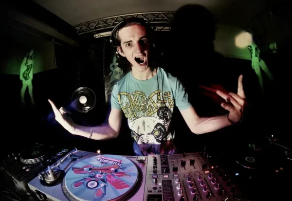 DJ-pinchando-deejaing-in-club-o-scratch-4