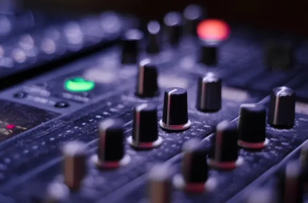 Mesa-mezclas-mixer-sonido-directo-y-dj-1