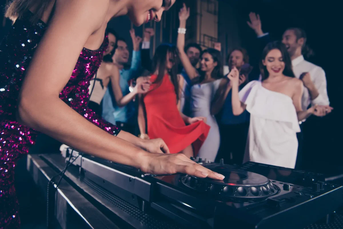 Mujer DJ y Productora musical pinchando y produciendo estudio sonido controladora Dj teclado midi 00002