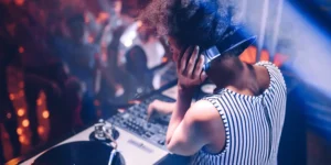 Mujer-DJ-y-Productora-musical-pinchando-y-produciendo-estudio-sonido-controladora-Dj-teclado-midi-00011
