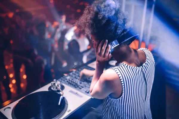 Mujer-DJ-y-Productora-musical-pinchando-y-produciendo-estudio-sonido-controladora-Dj-teclado-midi-00011