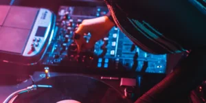 Mujer-DJ-y-Productora-musical-pinchando-y-produciendo-estudio-sonido-controladora-Dj-teclado-midi-00012