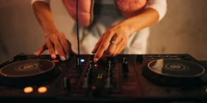 Mujer-DJ-y-Productora-musical-pinchando-y-produciendo-estudio-sonido-controladora-Dj-teclado-midi-00013