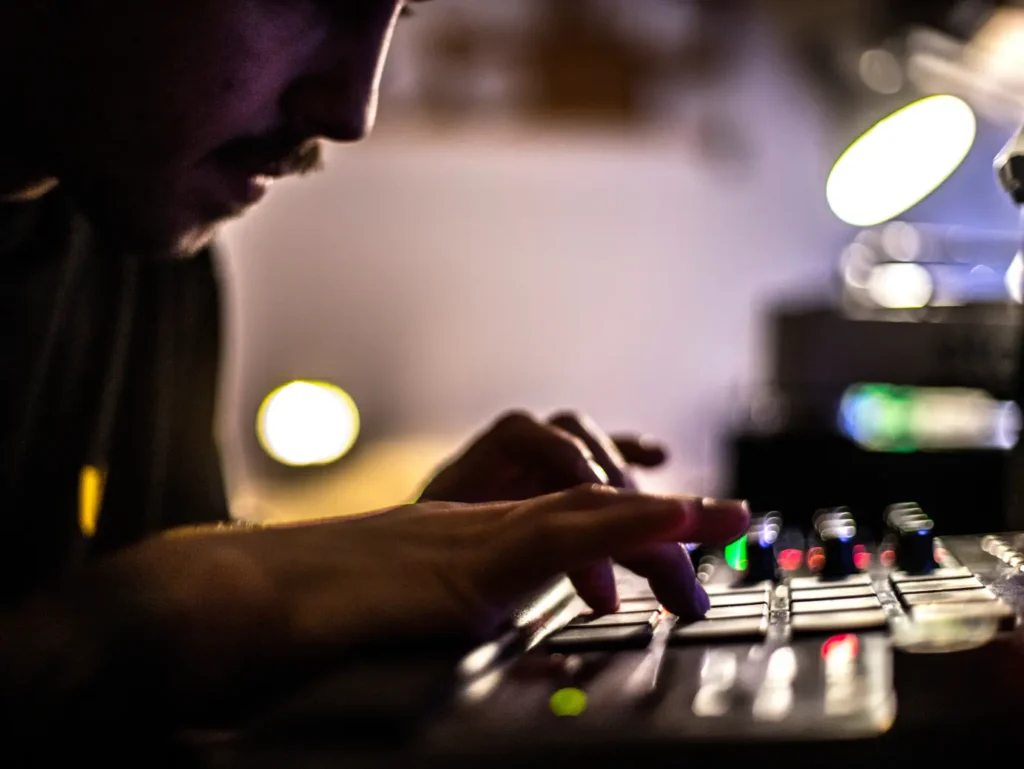 Productor musical DJ pinchando y produciendo estudio sonido controladora Dj teclado midi 00008