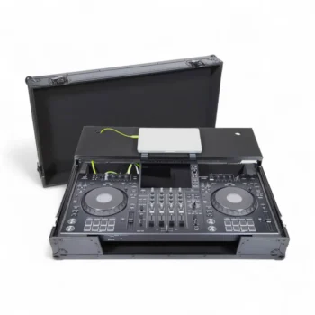 Flightcase con bandeja y ruedas para alphatheta xdjaz. Perfiles de color negro. Vista frontal