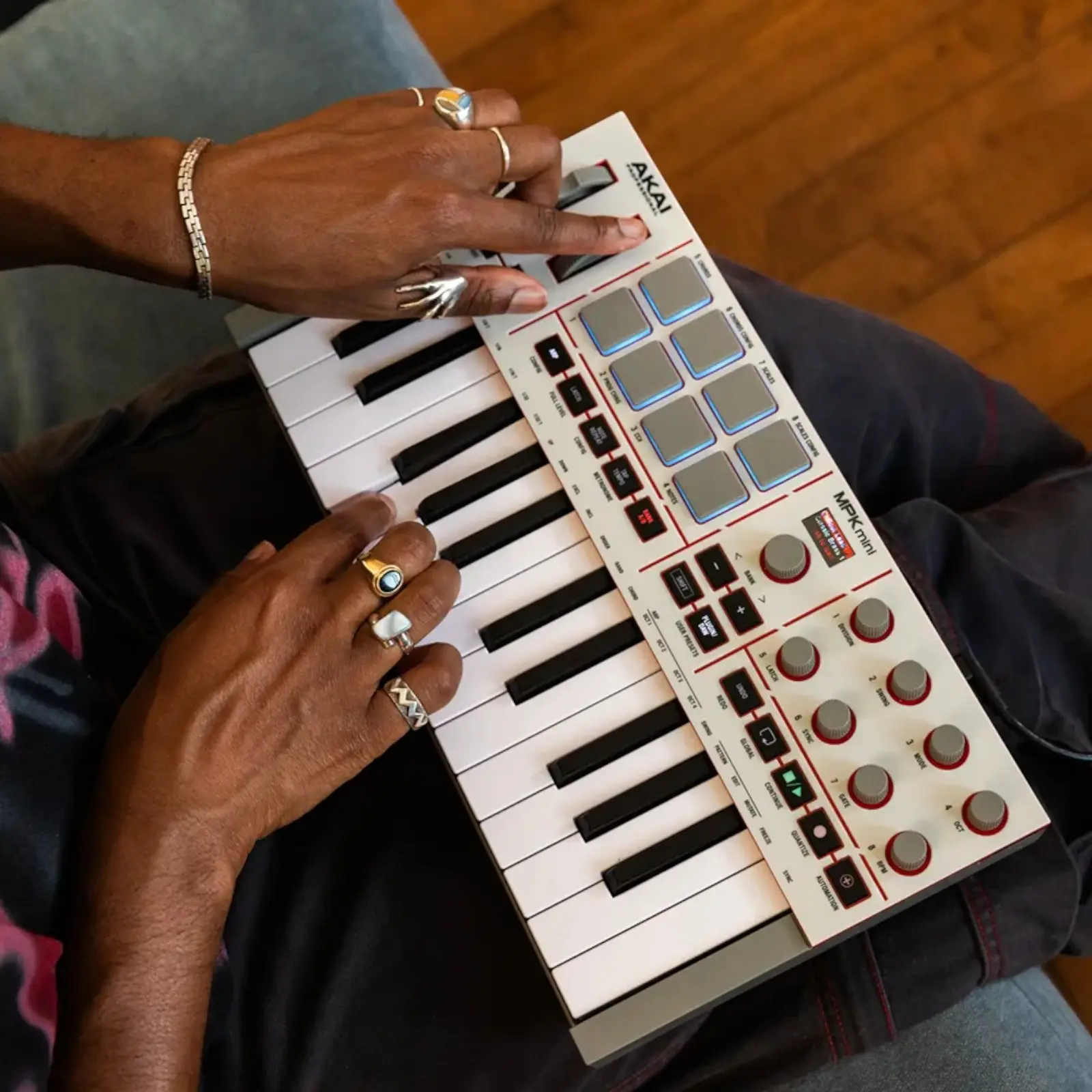 AKAI MPKMINI MK4 White - SOLOPRO AUDIO