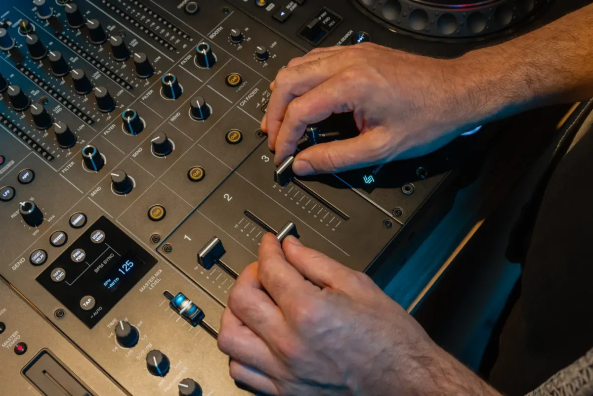 DJM-V5 vs DJM-V10: Cuando 5 es más de la mitad de 10 5