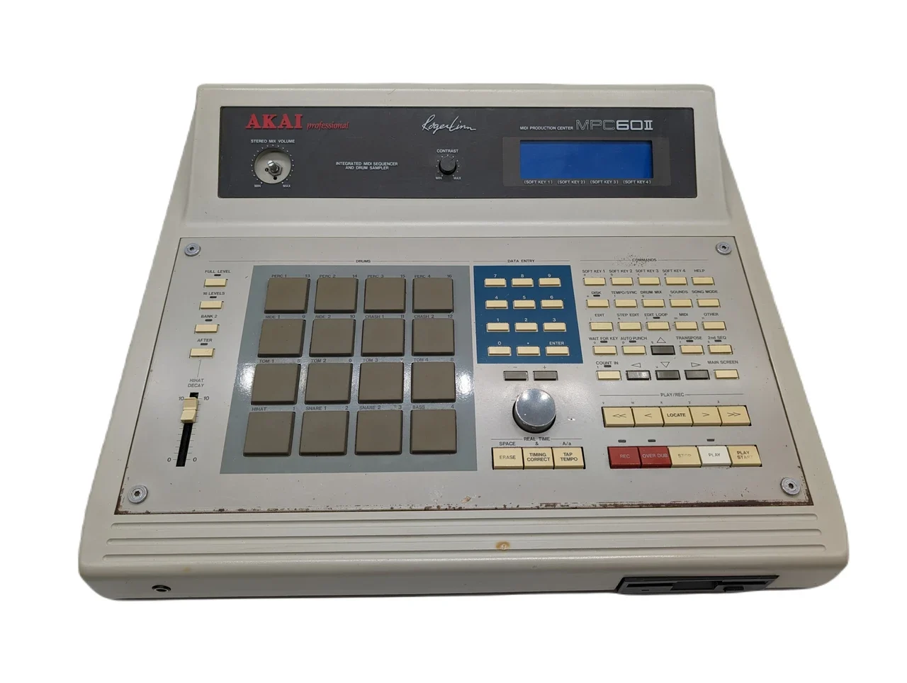 Akai MPC 60 MkII, diseñada por Roger Linn y comercializada por la Akai japonesa antes de la compra por inMusic en 2005