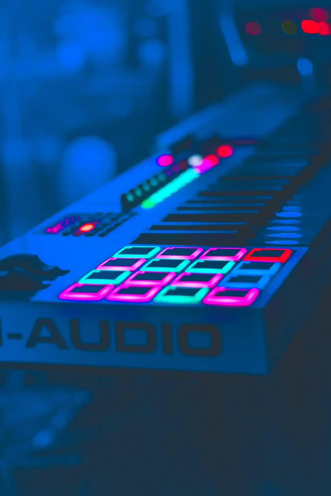 Controlador MAudio con integración NKS, fruto de la colaboración 2025 entre inMusic y Native Instruments