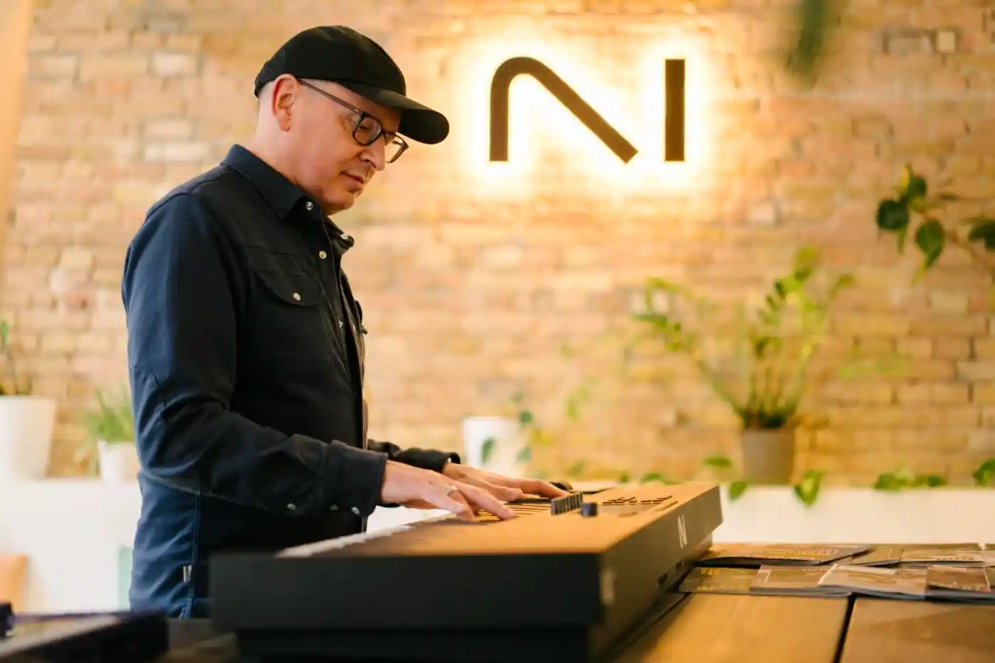 Nick Williams, CEO de Native Instruments, tocando un controlador en la sede de la compañía en Berlín
