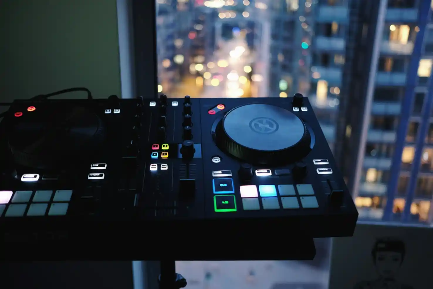 Controladora Traktor de Native Instruments, software DJ que ahora pasa al mismo grupo que Denon DJ, Numark y Rane