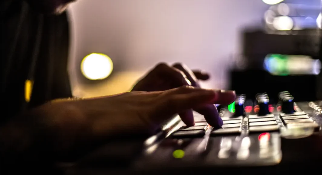 El ritmo reggaeton y el equipo necesario
