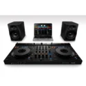 AlphaTheta DDJ-GRV6 controladora DJ — en un set con dos monitores de estudio y un portátil